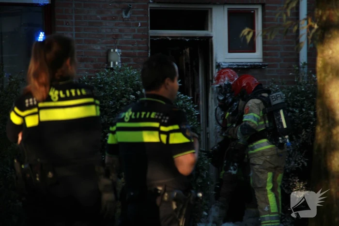Voordeur woning flink beschadigd door brand