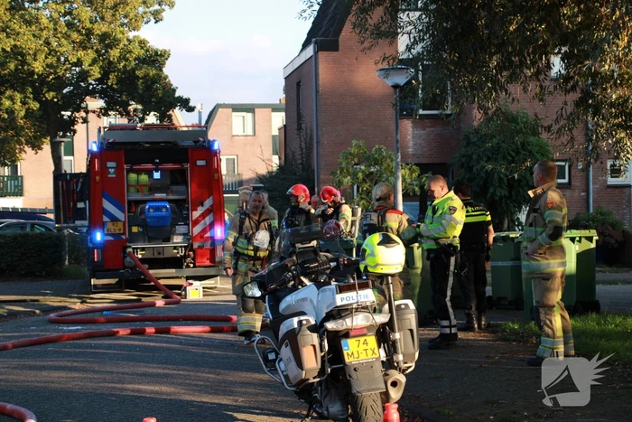 Voordeur woning flink beschadigd door brand