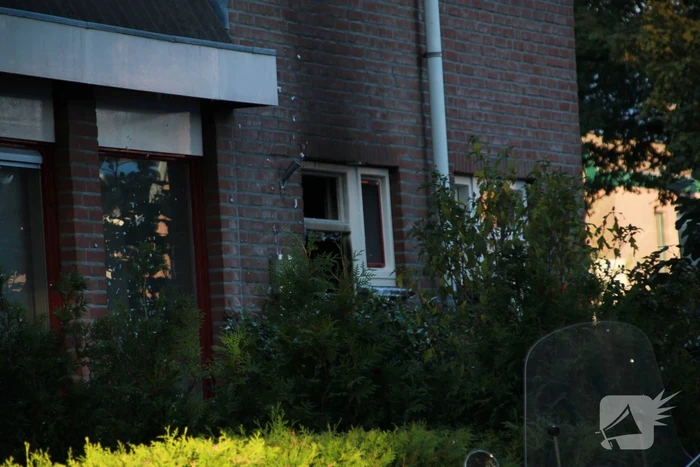 Voordeur woning flink beschadigd door brand