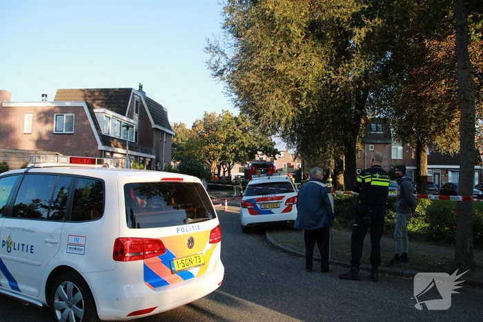Voordeur woning flink beschadigd door brand