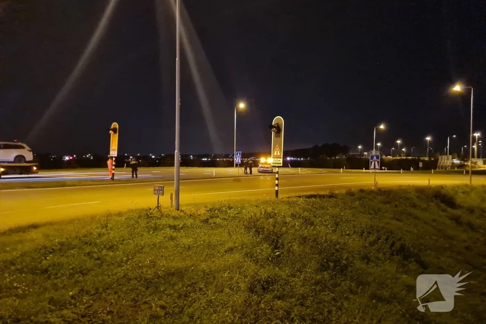 Politie rijdt personenauto klem op oprit