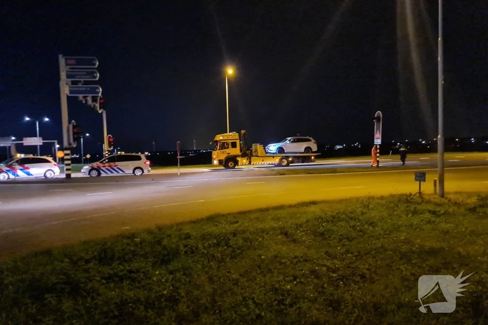 Politie rijdt personenauto klem op oprit