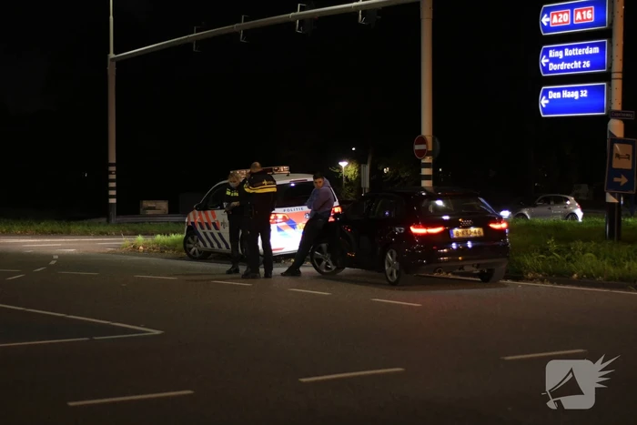 Personenauto heeft schade na mogelijke verkeersruzie