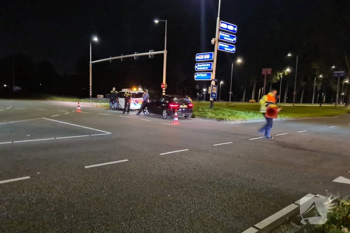 Personenauto heeft schade na mogelijke verkeersruzie
