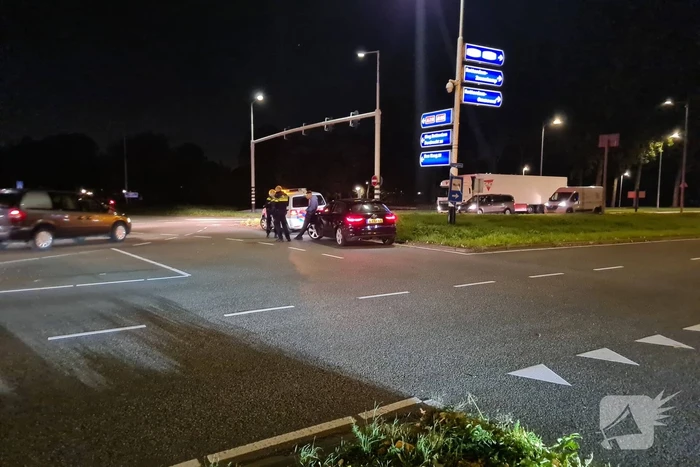 Personenauto heeft schade na mogelijke verkeersruzie
