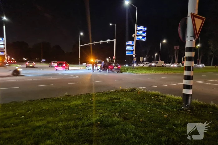 Personenauto heeft schade na mogelijke verkeersruzie