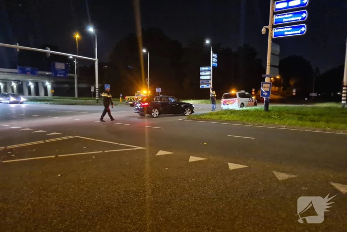 Personenauto heeft schade na mogelijke verkeersruzie