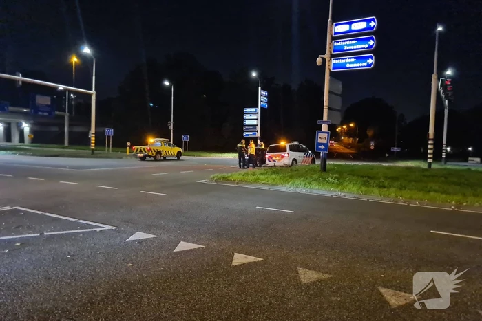 Personenauto heeft schade na mogelijke verkeersruzie
