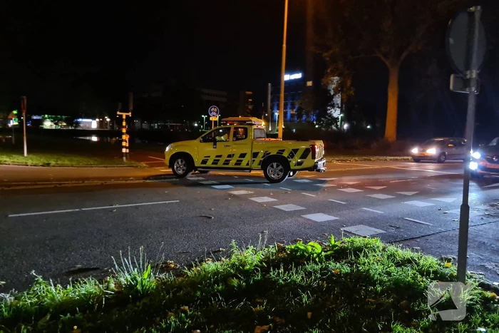 Personenauto heeft schade na mogelijke verkeersruzie