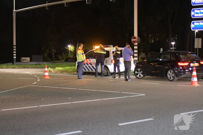 Personenauto heeft schade na mogelijke verkeersruzie