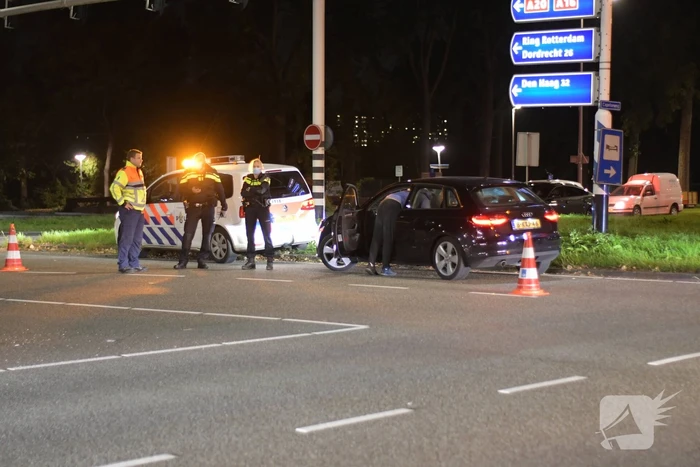 Personenauto heeft schade na mogelijke verkeersruzie