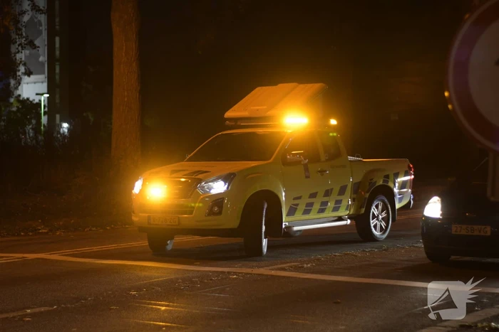 Personenauto heeft schade na mogelijke verkeersruzie