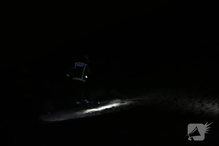Brandweer dooft kampvuur op strand