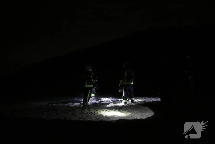 Brandweer dooft kampvuur op strand