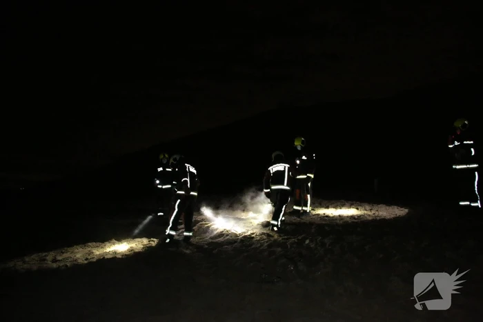Brandweer dooft kampvuur op strand