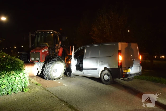 Bestelbus in aanrijding met tractor