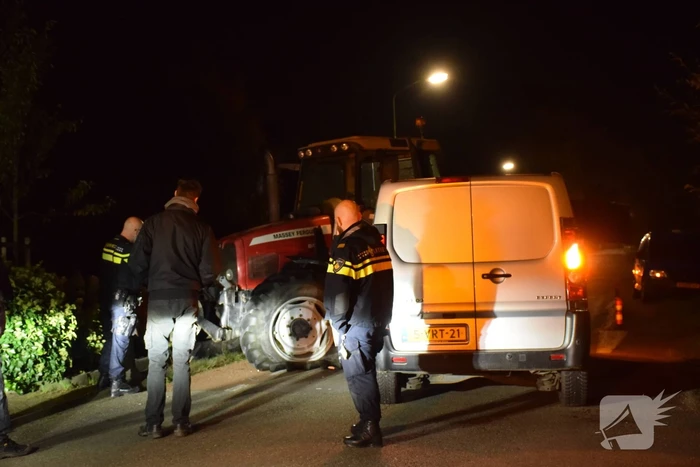Bestelbus in aanrijding met tractor