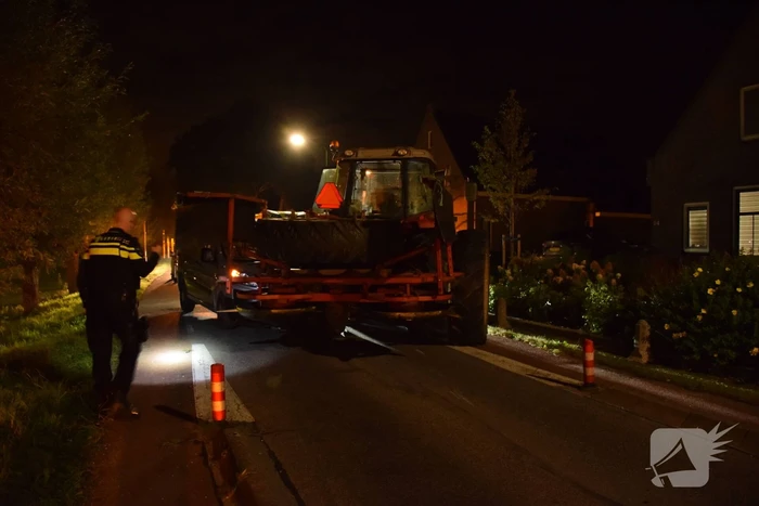 Bestelbus in aanrijding met tractor