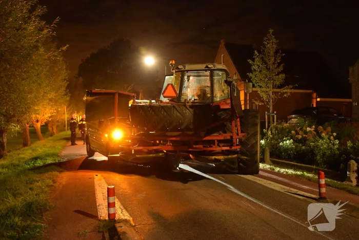 Bestelbus in aanrijding met tractor