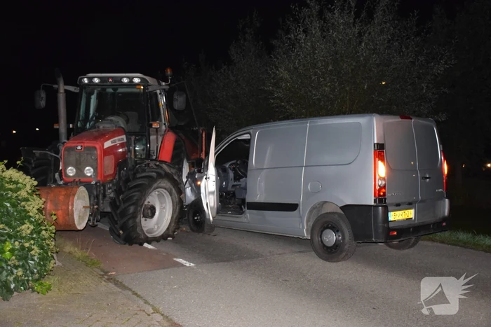 Bestelbus in aanrijding met tractor