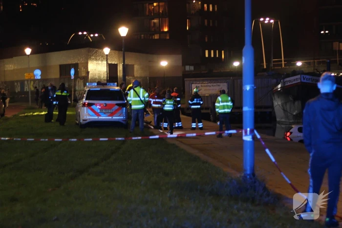 Personenauto rijdt het Spaarne in