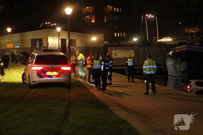 Personenauto rijdt het Spaarne in