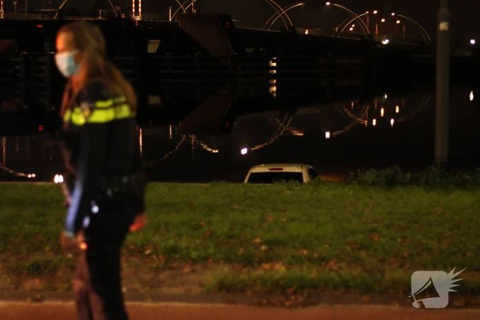 Personenauto rijdt het Spaarne in