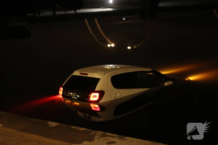 Personenauto rijdt het Spaarne in