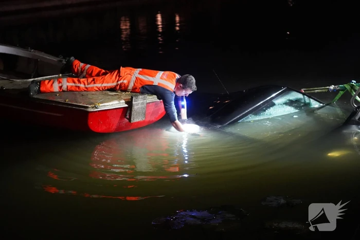 Bestelbus zanger Jason Bouman raakt te water