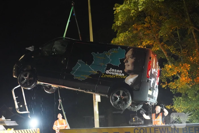 Bestelbus zanger Jason Bouman raakt te water