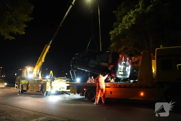 Bestelbus zanger Jason Bouman raakt te water