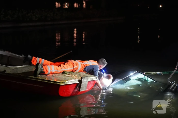Bestelbus zanger Jason Bouman raakt te water