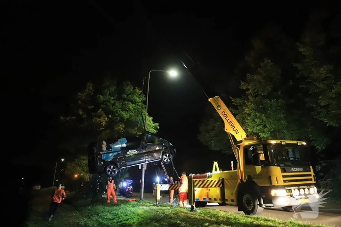 Bestelbus zanger Jason Bouman raakt te water