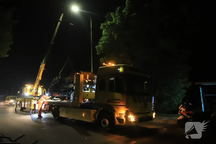 Bestelbus zanger Jason Bouman raakt te water
