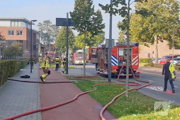 Grote brand onder appartementencomplex