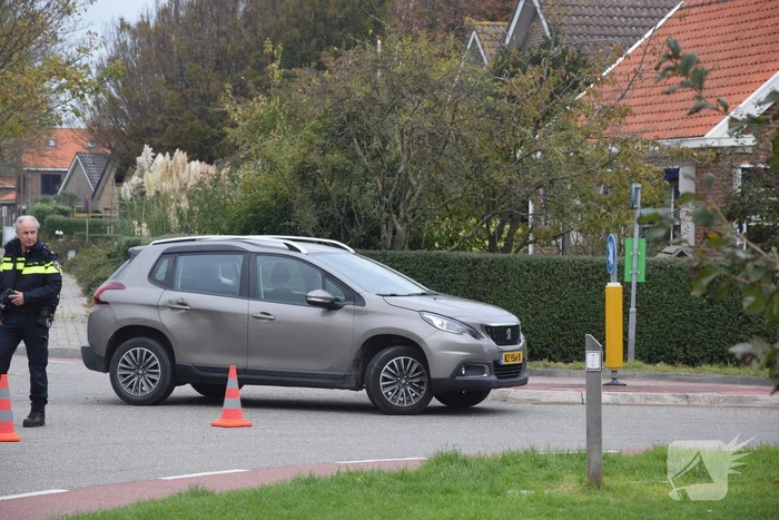 Personenauto ziet scooterrijder over het hoofd