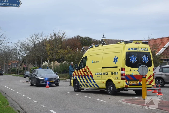 Personenauto ziet scooterrijder over het hoofd