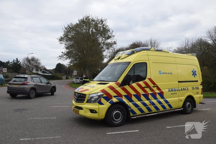 Personenauto ziet scooterrijder over het hoofd