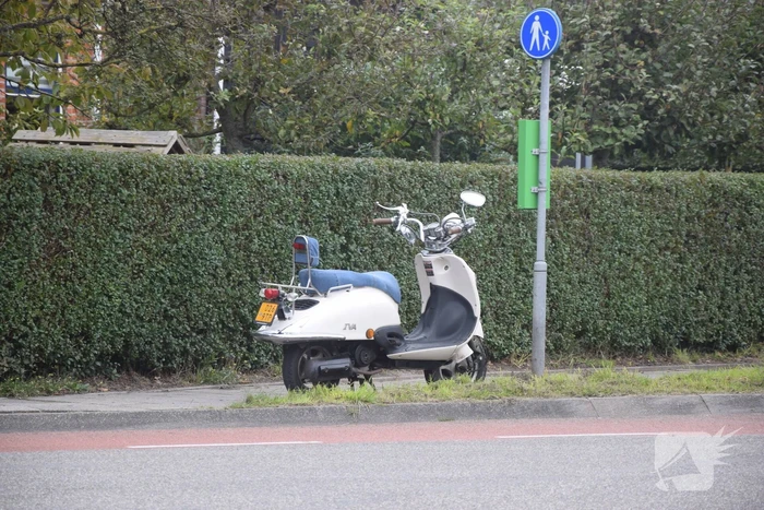 Personenauto ziet scooterrijder over het hoofd