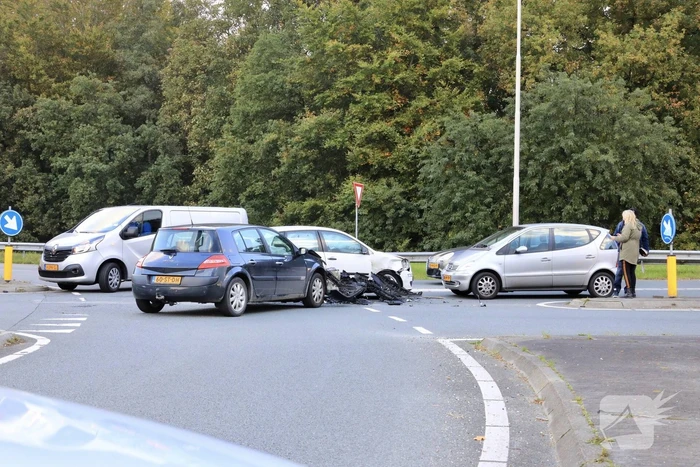 Flinke schade tussen twee voertuigen op kruising