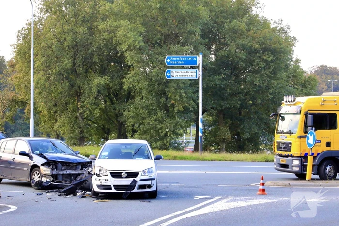 Flinke schade tussen twee voertuigen op kruising