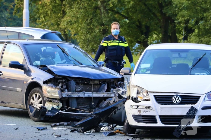 Flinke schade tussen twee voertuigen op kruising