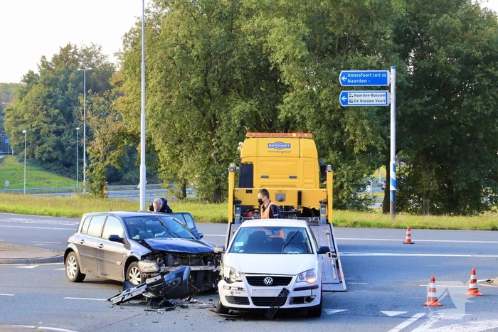Flinke schade tussen twee voertuigen op kruising