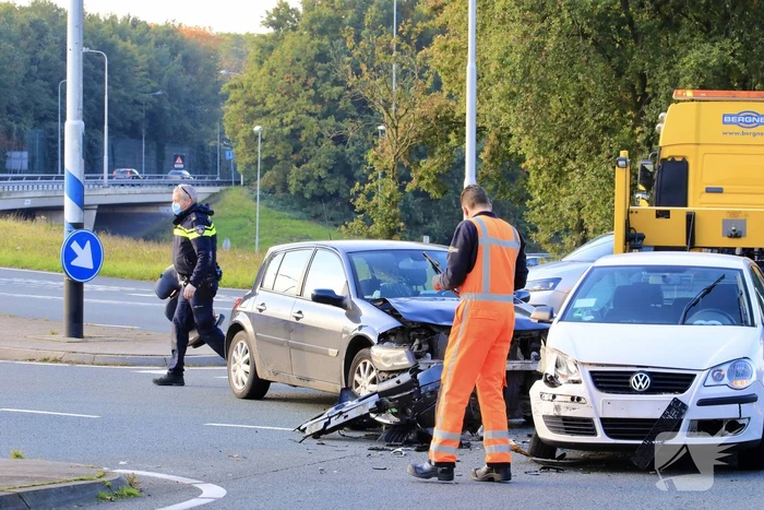 Flinke schade tussen twee voertuigen op kruising