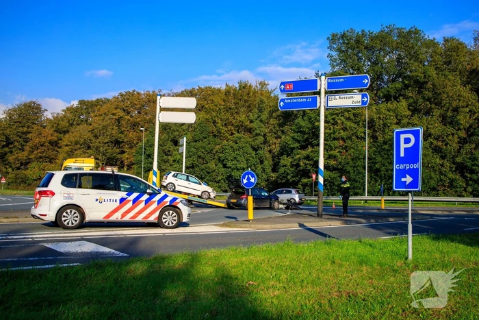 Flinke schade tussen twee voertuigen op kruising