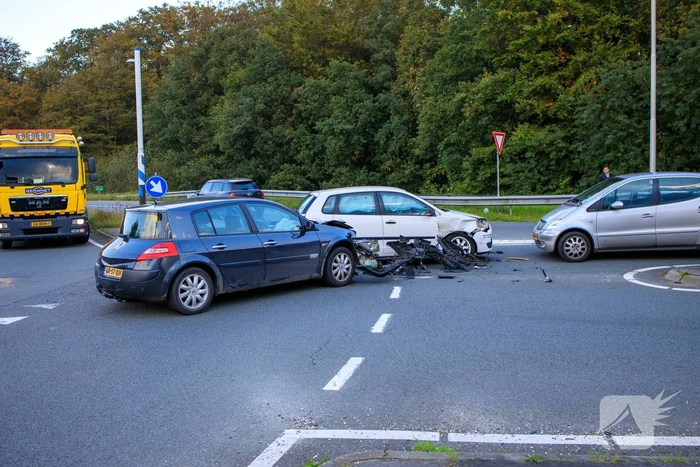 Flinke schade tussen twee voertuigen op kruising