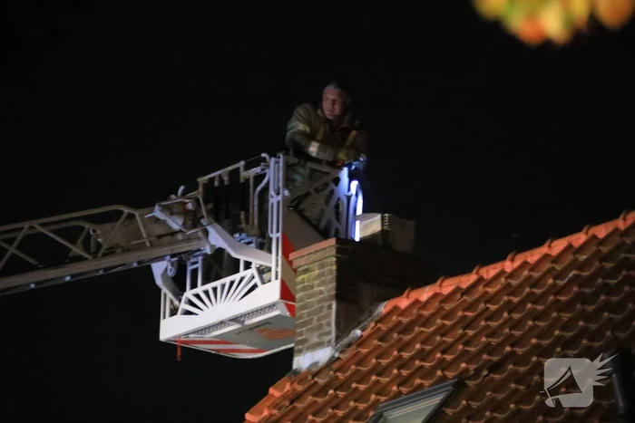 Brand in schoorsteen van woning