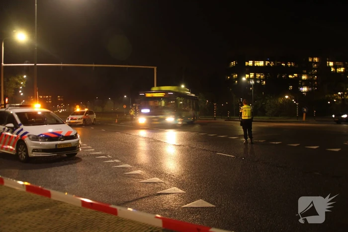 Auto belandt op zijn kant