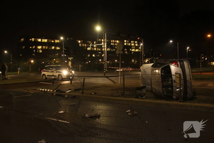 Auto belandt op zijn kant