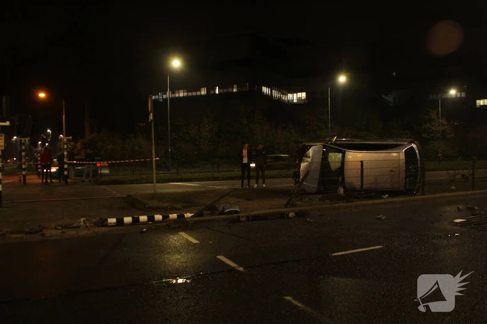 Auto belandt op zijn kant